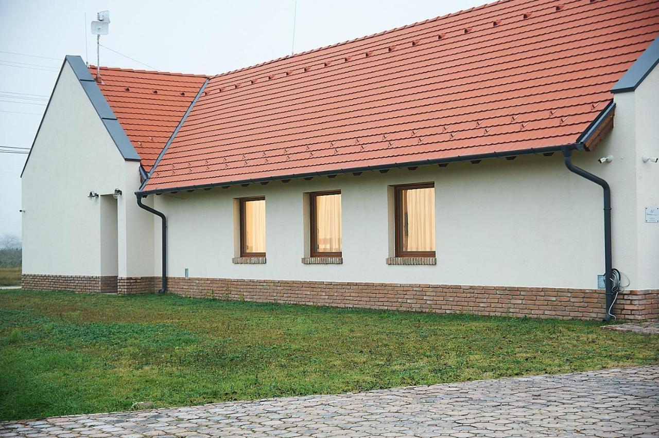 Hotel Vadvirag Vendeghaz Izsák Exterior foto