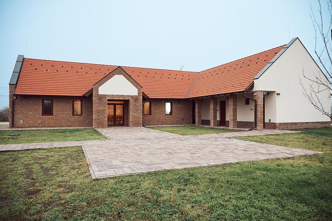 Hotel Vadvirag Vendeghaz Izsák Exterior foto